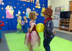 Dzieci tańczą z balonem